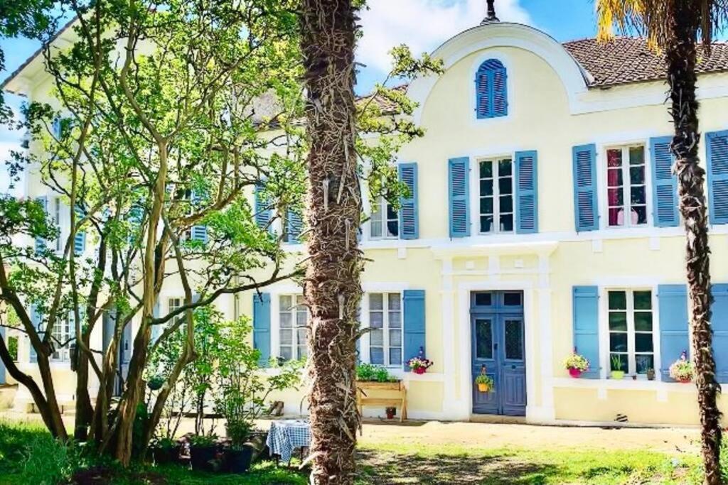 La Roulotte Du Chateau De Framboise Dumes Buitenkant foto